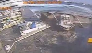 Un petit port en Italie détruit par un raz-de-marée provoqué par un navire.