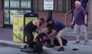 Elle sauve son chien d'une attaque de pitbull.