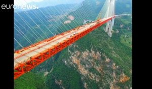 Chine : assemblage du pont suspendu le plus haut du monde