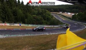 Ce débile presque tué sur un circuit après un gros accident de voiture