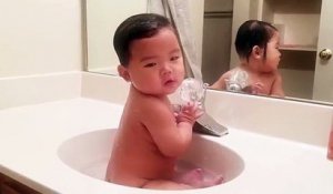 Ce bébé lache une caisse dans le bain, regardez sa réaction