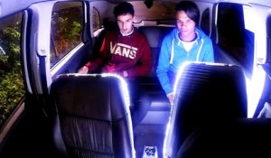 Caméra cachée : des clients de taxi se font attaquer par des extraterrestres