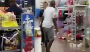 Un employé de Walmart aux Etats Unis devient fou et casse tout dans son magasin !