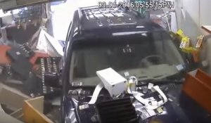 Un SUV fonce tout droit dans la boutique d'une station service, le caissier vole en l'air !