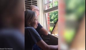 400 élèves chantent sous les fenêtres de leur professeur atteint d'un cancer