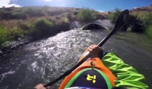 Faire du canoe kayak dans un tuyau d'évacuation d'eau