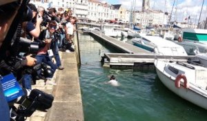 Michaël Youn nage dans le Vieux Port de La Rochelle