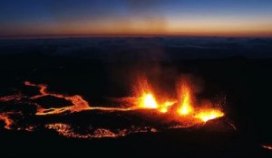 Un drone filme l'éruption du Piton de la Fournaise