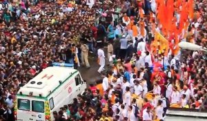 La foule laisse passer une ambulance