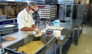Mont-de-Marsan : préparation des assiettes à la cuisine centrale