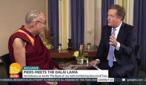 Quand le Dalaï-lama imite Donald Trump
