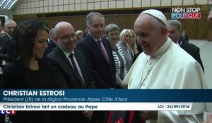Christian Estrosi offre un maillot de Mario Balotelli au pape