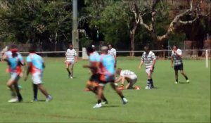 Un rugbyman fait un salto arrière pour éviter un plaquage