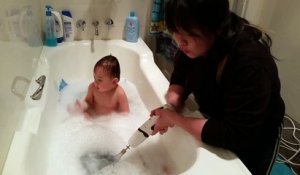 Regardez comment cette maman donne le bain à son bébé et fait mousser l'eau