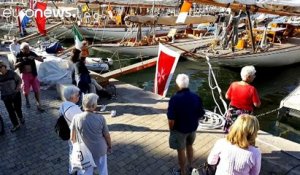 Saint-Tropez : huit filles sur un bateau
