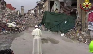 Le pape François prie pour les victimes du séisme à Amatrice