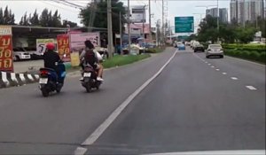 Road rage entre scooters... Gros coup de pied et crash énorme