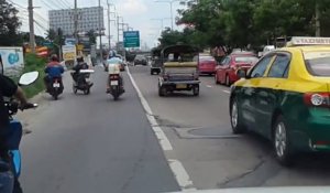 Un homme en scooter met un coup de pied à un autre scooter !!
