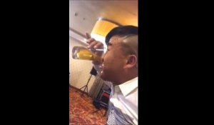 Cet homme vide son verre de bière avec son nez !