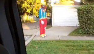 Un clown se fait braquer avec une arme dans la rue à Chicago