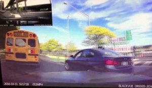 Un chauffeur en BMW percute un bus scolaire qui le fait monter sur une glissière de sécurité !
