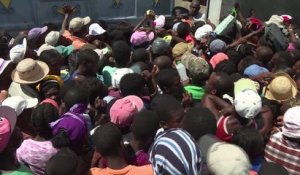 Haïti: 10 jours après, l'aide commence difficilement à arriver