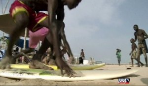 Nigéria : les surfeurs à l'assaut des vagues du port de Lagos