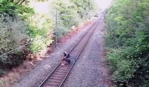 Un employé risque sa vie pour sauver un homme ivre sur une voie ferrée