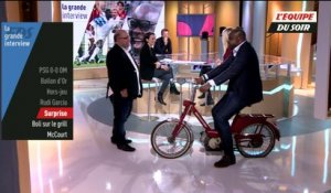 Foot - La Grande Interview : La mobylette surprise pour Basile Boli