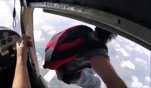 La chaussure de ce parachutiste se perd en plein vol, mais la manière dont il s'y prend pour la rattraper est formidable