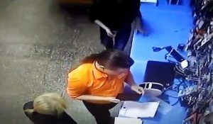 Un homme se fait chier dans un magasin et met des ciseaux dans la prise éléctrique...