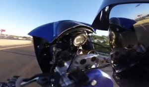 Un motard s'éclate en faisant le malin sur l'autoroute