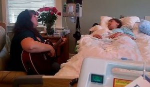 Une maman chante une dernière chanson pour sa fille mourante. La scène filmée par le père est bouleversante