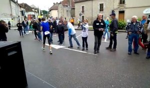 L'arrivée des marcheurs du Paris-Alsace à Neufchâteau (Vosges)...