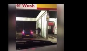 Ce n'est pas une bonne idée de laver sa voiture alors qu'il gèle !