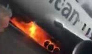 Un feu se déclare sur le moteur d'un avion au moment du décollage !
