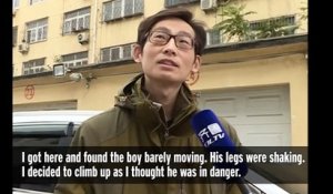 Il escalade un immeuble pour sauver un bébé de 2 ans suspendu à une fenêtre
