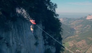 Sauts en Base Jump d'une planche de surf entre 2 montagnes