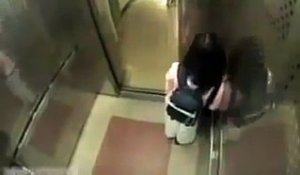 Cet homme regrettera d'avoir traqué cette fille dans l'ascenseur. Il s'en mord rapidement les doigts