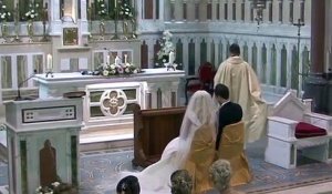 Lors d'un mariage, le prêtre transforme complètement sa prise de parole. Tout le monde est choqué. Incroyable !