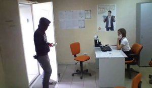 (CHOC) Un homme braque une employée de bureau pour voler de l'argent