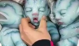 Trois poupées qui ressemble à des aliens