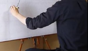 Cet artiste japonais dessine simultanément deux portraits séparés