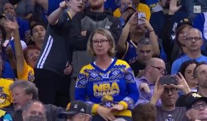 Une fan de basket très excitée pendant un match