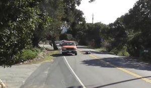 Un homme percute un véhicule de touristes