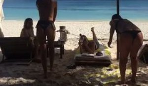 La danse topless d'Emily Ratajkowski