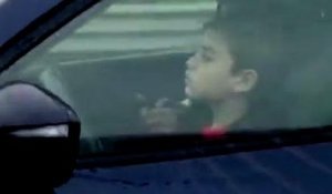 Un enfant qui conduit une voiture sur une voie rapide à plus de 100 km/h !