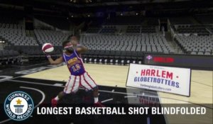 Il marque un panier de basket les yeux bandés à 23m ! Record du monde