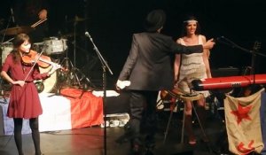 En concert au Bataclan, Pete Doherty a déployé le drapeau français, avec écrit en grosses lettres "Fuck forever terroris