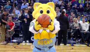 Rocky, la mascotte des Denver Nuggets marque du milieu du terrain à l'envers